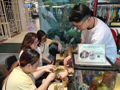 A workshop at a long table