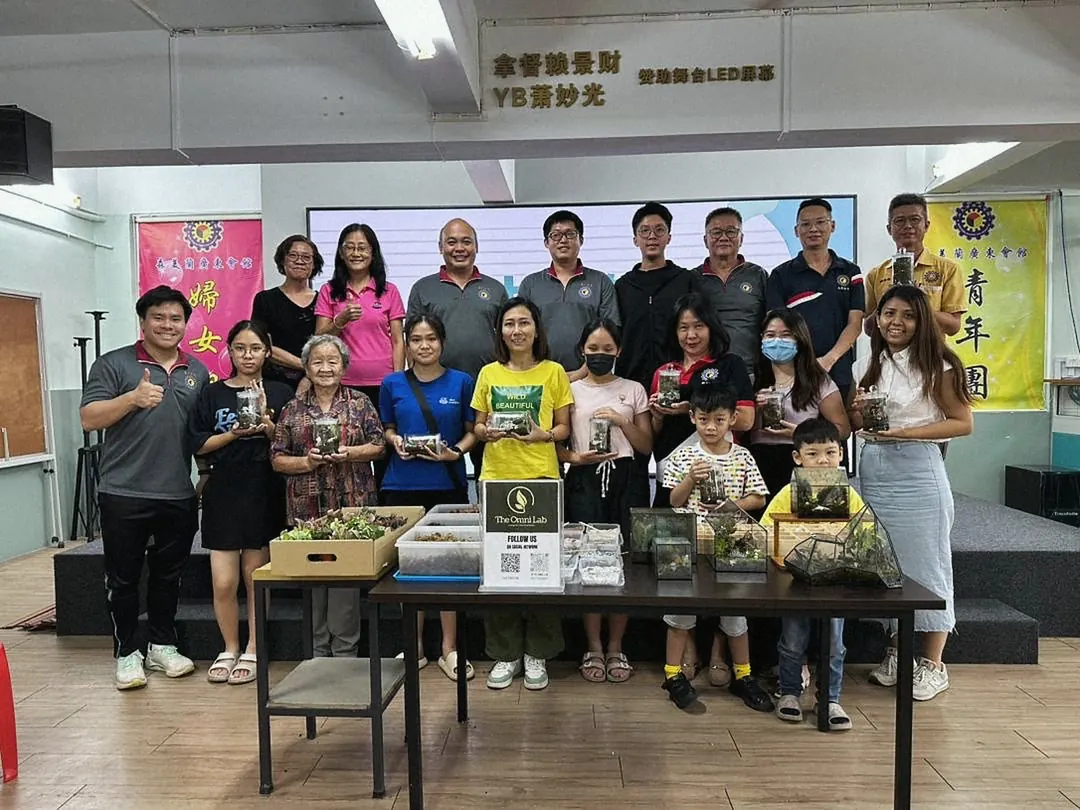 A group showing the terrariums they built